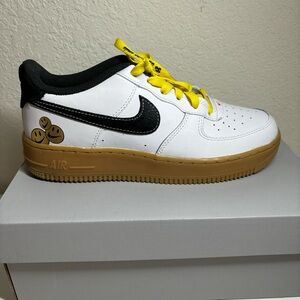 Nike Air Force 1 LV8 (GS)
white with yellow laces excellent condition